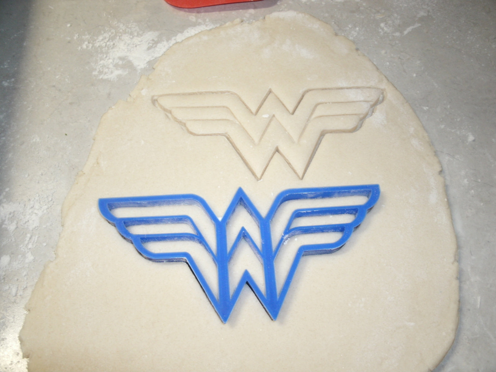 Cortador de fondant con el logo de la Mujer Maravilla de YNG