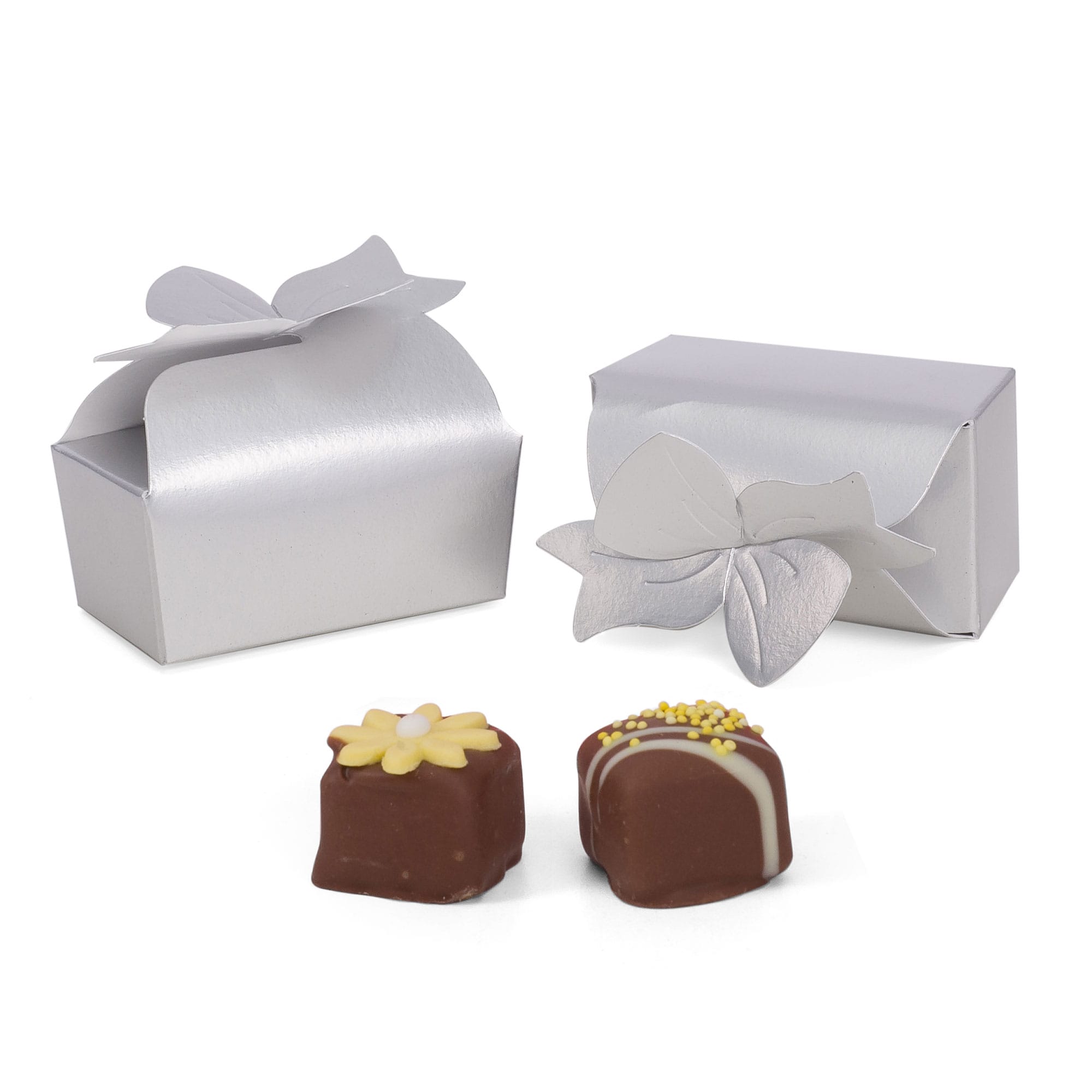 17S - Cajas Pequeñas de Recuerdos con Tapa de Lazo de Lámina Plateada de 2 5/8 x 1 1/2 x 1 3/16